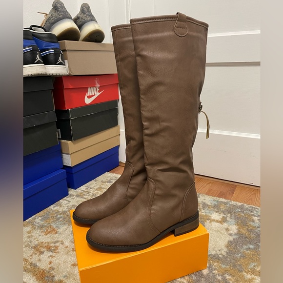 EUC Women Size 8 Bucco Faux Leather Riding Boots With Zipper & 1.25” Heels Brown - Picture 1 of 13